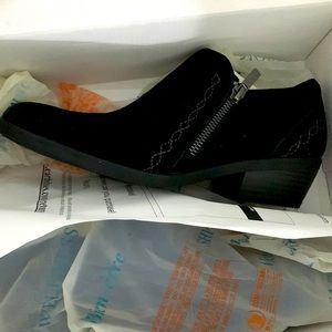 Earth origigins, Colette Caitlyn 7.5, black suede (new). Mom didn’t want them.